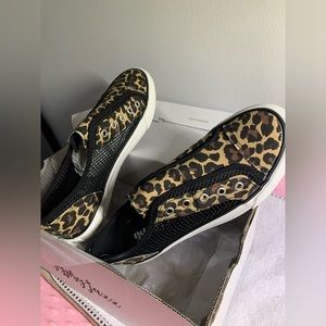 Laceless slip on shoes